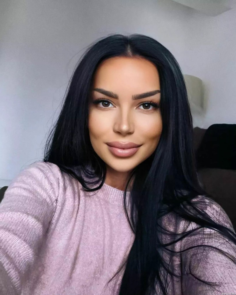 Claudia Profile image 3